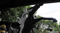 Terdapat pula patung Pangeran Diponegoro.
