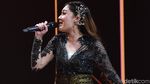 Sexy In Black! Penampilan Nella Kharisma dengan Gaun Batik