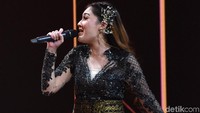 Nella terlihat cantik menawan dengan gaun batik berwarna hitam-emas. Pool/Noel/detikFoto.