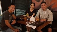 Pertemuan Aida Saskia dengan dua pria ini rupanya menjadi kesenangan tersendiri bagi dirinya. Pasalnya melalui sebuah keterangan foto ia mengatakan bahwa dua orang tersebut telah menghibur dirinya. Foto: Instagram @aidasaskia.new