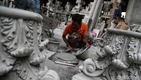 Tak hanya patung, beberapa ornamen-ornamen lainnya juga dibuat para perajin.