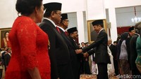 Pelantikan diawali menyanyikan lagu Indonesia Raya dan pembacaan SK pelantikan. Jokowi memimpin jalannya sumpah jabatan.