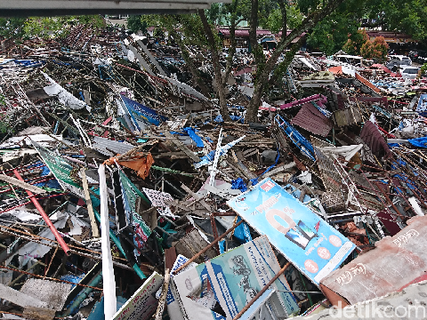  Sampah sisa penggusuran di kantor Satpol PP Medan