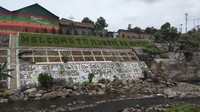 Pengunjung yang melintas dari arah Yogya, akan melihat tulisan Welcome to Muntilan Adipura di sisi sungai. (Eko Susanto/detikcom)