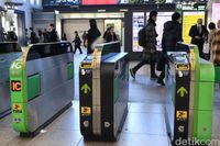 Mesin pemindai kartu elektronik di stasiun Jepang