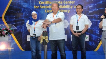Pengguntingan pita yang menandakan resminya pembukaan Teknovatus Data Center dilakukan oleh Komisaris Utama Farida Bau didampingi Direktur Utama Makmur Jaury dan Direktur PT Teknovatus Solusi Sejahtera Dido Priadi.