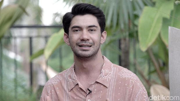Reza Rahadian saat ditemui di kawasan Senayan.