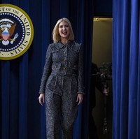 Putri Presiden AS Donald Trump, Ivanka Trump, muncul di White House Summit on Child Care and Paid Leave yang digelar di Gedung Putih, Washington D.C., AS, pada Kamis (12/12/2019). Di pertemuan formal tersebut, Ivanka yang menjabat sebagai penasehat Presiden Trump itu membungkus tubuhnya dengan busana keluaran Dolce & Gabbana. (Foto: AP Photo/ Evan Vucci)