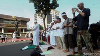 Ini momen saat massa aksi menunaikan salat ashar berjamaah.