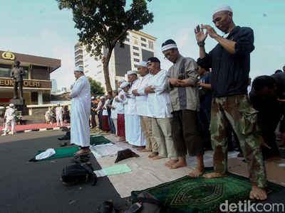 Tutup Jalan, Massa FPI Salat Ashar di Depan Mabes Polri
