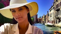 Fotonya saat berfoto di kanal Venesia. (tamaryngreen/Instagram)