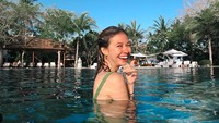 Senyumnya di kolam renang hotel.  (yukikt/Instagram)