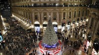 Di Italia, sebuah pohon Natal dipamerkan di kawasan Arcade Victor Emmanuel II. AP Photo/Luca Bruno.