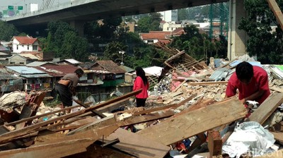 Mengais Puing Bangunan Rumah Deret Tamansari
