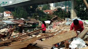 Mengais Puing Bangunan Rumah Deret Tamansari