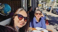 Selesai menyantap makanan, begini wajah cerah Nadia Saphira dan sahabatnya. Foto: Instagram @nadsap