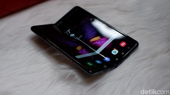Menggunakan panel Dynamic AMOLED berlapis polimer. Foto: Adi Fida Rahman/detikINET