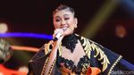 Kembali tampil di Indonesia, Agnez Mo Kenakan Batik