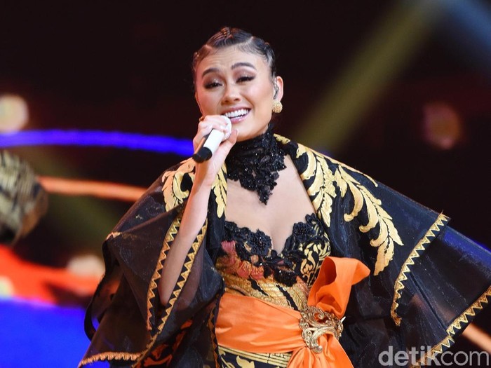 Agnez Mo saat tampil di kawasan Kebon Jeruk.