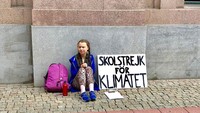 Greta terkenal anti menggunakan plastik, karena menurutnya dapat memperburuk lingkungan. Sehingga ia terkenal selalu membawa tempat minum berwarna merah kemana-mana. Foto: Instagram @gretathunberg