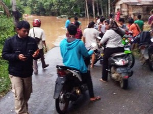 Dikepung Banjir, Sebagian Warga Dharmasraya Sumbar Terisolir