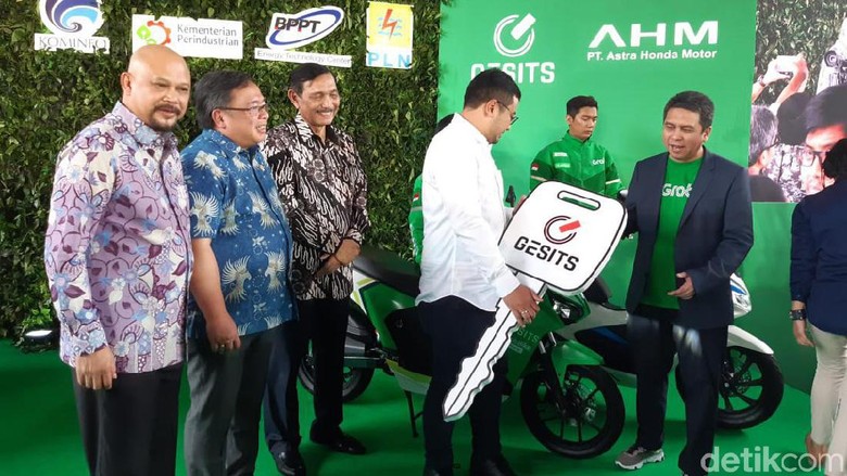 Gesits dan PCX listrik Foto: Mobil dan Motor Listrik Grab (Achmad Dwi Afriyadi/detikcom) Gesits dan PCX listrik Foto: Mobil dan Motor Listrik Grab (Achmad Dwi Afriyadi/detikcom)