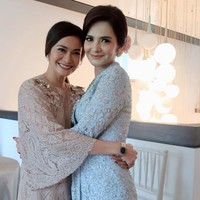 Yang membuat penampilan Cut Tari sedikit berbeda dibandingkan gaya sehari-harinya adalah tatanan rambutnya yang dibuat konde modern. Dia menambahkan hiasan bunga berwarna pink pada rambutnya yang ditata updo tersebut. Foto: Dok. Instagram Ersa Mayori