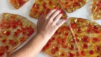 Pizza yang satu ini rasanya tidak gurih tapi manis. Teksturnya juga keras karena terbuat dari gula. Jangan membayangkan rasa pepperoni ya. Foto: instagram @maayn.zilberman