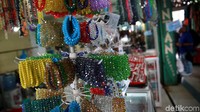 Ragam aksesoris dari batu akik seperti gelang juga dibuat di sini.