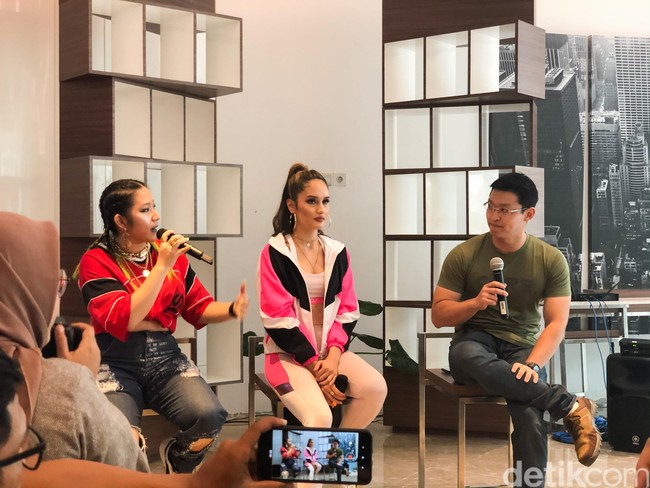 Menurut Cinta Laura, untuk menjadi wanita cantik tidak perlu terlihat kurus ataupun putih. Dirinya sendiri mengaku tidak mengetahui berat badannya. Bagi Cinta, yang terpenting adalah pola hidup sehat.  “Diet itu nggak sehat. Yang sehat itu tidur yang cukup, minum air putih yang banyak, makan-makanan sehat, dan olahraga,” kata Cinta saat ditemui dalam acara Exclusive Collection Launching Corenation X CLK di Grand Indonesia, Jakarta Pusat, pada Kamis (13/12/2019). (Foto: Vina Oktiani/Wolipop)