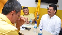 Menantu Presiden Joko Widodo, Bobby Afif Nasution (kanan) ditemani pamannnya Doli Sinomba Siregar (tengah), mengembalikan berkas formulir pendaftaran pencalonan sebagai bakal calon Wali Kota Medan, di DPD Partai Golkar Medan, Sumatera Utara, Jumat (13/12/2019). ANTARA FOTO/Septianda Perdana.