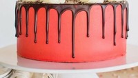 Kue dengan krim warna merah ini terbuat dari bolu cokelat dengan rasa peppermint. Lalu dihias sederhana dengan krim vanila dan hiasan cokelat yang sederhana. Foto: Instagram @cakebycourtney