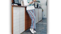 Foto ini jadi bukti, kalau Angel memang paling hobi nongkrong di kafe sambil mencicipi racikan kopi di sana. Foto: Instagram @angellelga
