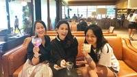 Begini pose manis Ida saat ngopi bersama teman-temannya. Brunch / lunch??, tulisnya. Foto: Instagram idarhijnsburger