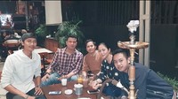 Nongkrong bareng teman-teman lelakinya, ini keseruan Aida Saskia saat berada di kafe sisha dengan minuman coklat di hadapannya. Foto: Instagram @aidasaskia.new