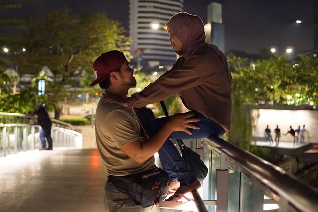 Seperti dilansir Sinar Harian, Khairul mengungkapkan bahwa ia telah mengetahui penyakit kanker yang diderita oleh Nur pada 2016 sebelum memutuskan untuk berumah tangga. Namun, pria berusia 24 tahun ini tak menyangka jika kanker yang diidap oleh istrinya itu telah menyebar dengan cepat. Foto: Instagram @acongbundle