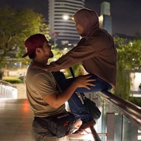 Seperti dilansir Sinar Harian, Khairul mengungkapkan bahwa ia telah mengetahui penyakit kanker yang diderita oleh Nur pada 2016 sebelum memutuskan untuk berumah tangga. Namun, pria berusia 24 tahun ini tak menyangka jika kanker yang diidap oleh istrinya itu telah menyebar dengan cepat. Foto: Instagram @acongbundle