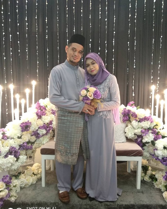 Cinta yang dimiliki oleh seorang pria kepada istrinya tak pernah memudar meskipun maut telah memisahkan salah satu diantaranya. Setiap harinya pria asal Malaysia ini membuktikan cintanya dengan datang ke pemakaman istrinya. Foto: Instagram @acongbundle