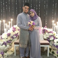 Cinta yang dimiliki oleh seorang pria kepada istrinya tak pernah memudar meskipun maut telah memisahkan salah satu diantaranya. Setiap harinya pria asal Malaysia ini membuktikan cintanya dengan datang ke pemakaman istrinya. Foto: Instagram @acongbundle