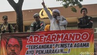 Sejumlah massa yang datang terlihat membawa bendera tauhid, baliho, dan poster.