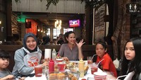 Masih bersama sahabatnya, Ratna Galih, Ida menikmati ragam seafood gaya Lousiana. Ada kepiting jumbo yang siap mereka makan! Foto: Instagram idarhijnsburger