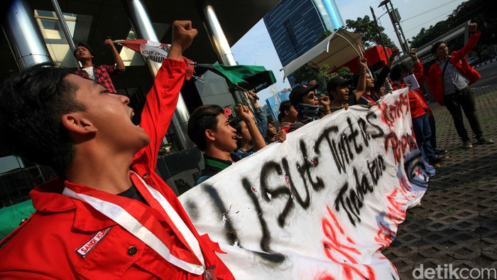 Aktivis mahasiswa dari HMI dan GMNI beraksi di depan Gedung KPK, Jakarta, Jumat (13/12/2019). Mereka mendukung KPK menyelesaikan kasus korupsi yang sedang ditangani dan mendesak pemerintah menghentikan tindakan represif aparat kepada mahasiswa. Aksi ini berbarengan dengan peringatan Hari Anti Korupsi Sedunia (Hakordia) 9 Desember dan Hari HAM Sedunia, 10 Desember.