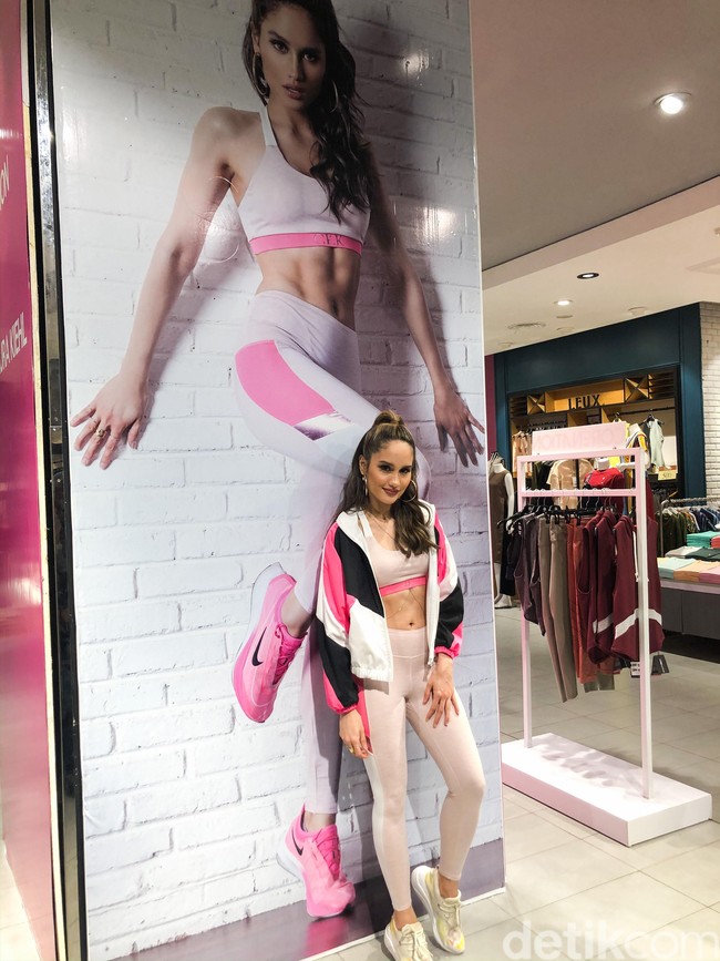 Terakhir, Cinta Laura juga memberikan pesan kepada orang-orang yang ingin memulai hidup sehat seperti dirinya. “The most important thing that you start is eating more vegetables. Mulai makan lebih banyak sayur-sayuran, kurangi daging merah, minum air putih yang banyak,” kata bintang film Jeritan Malam itu. (Foto: Vina Oktiani/Wolipop)