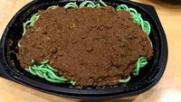 Eughh! Pasta ini benar-benar tak menarik selera ya? Warnanya hijau dengan tumpukan topping cokelat seperti tanah. Foto: Instagram cookingforbae