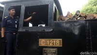 Kereta ini masih menggunakan kayu jati sebagai bahan bakarnya.