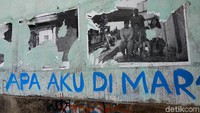 Dengan sabarnya, para warga menyisir setiap reruntuhan bekas mereka tinggal sebelumnya.