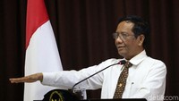 Mahfud dalam sambutannya juga mengaku akan melaporkan acara pemberian kompensasi ini kepada Presiden Jokowi.