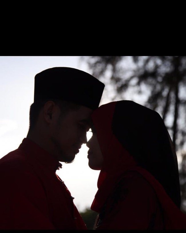 Saya mengenali istri sudah lama, jadi lebih tahu tentang kesehatannya. Dia mulai sakit pada 2016 dan dokter memberi tahu ada kanker. Niat ingin menjaganya, kami disatukan pada 18 Juni tahun lalu dan sempat bersama selama 18 bulan saja, kata Khairul Foto: Instagram @acongbundle