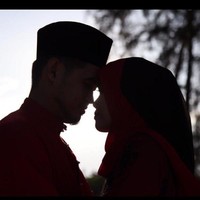 Saya mengenali istri sudah lama, jadi lebih tahu tentang kesehatannya. Dia mulai sakit pada 2016 dan dokter memberi tahu ada kanker. Niat ingin menjaganya, kami disatukan pada 18 Juni tahun lalu dan sempat bersama selama 18 bulan saja, kata Khairul Foto: Instagram @acongbundle