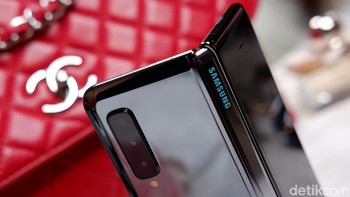 Samsung menjamin ketahan buka tutupnya hingga 200 ribu kali. Foto: Adi Fida Rahman/detikINET